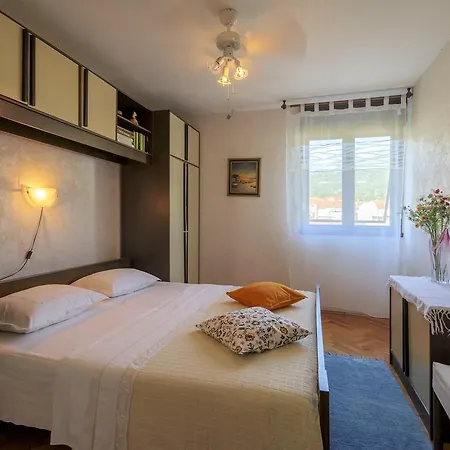 Mamma Mia Apartment Komiza